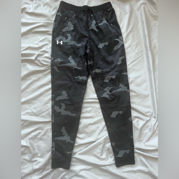 Under Armour Youth boys L camo print loose fit joggers. - Picture 1 of 5